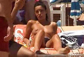 Modelle pornografiche mostrano trio caldo e bollente