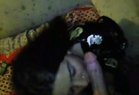 La giovane mora giocherellone prende un cazzo nella sua fica rasata