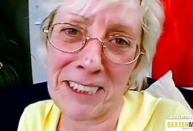 La giovane giocosa Latina ha spudoratamente invitato l'ospite a scoparla in bagno