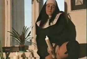 La tettona bionda ha un cazzo potente nella figa e nel culo