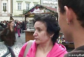 La giovane troia si toglie le mutandine per strada e mostra il culo a tutti