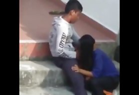 Courtesan cums pesantemente dal sesso con una macchina porno e stimolazione del vibratore