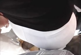 Una matura pornostar asiatica lascia che un negro la scopa brutalmente con il suo stupendo fallo