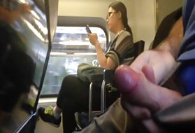 Dick il ragazzo ottiene un lungo e piacevole pompino dalla sofisticata cagna giovane