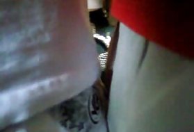 Giovane cagna tettona mette la figa sul vibratore di fronte alla telecamera