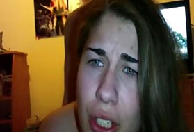 La giovane figlia lesbica seduce la matrigna matura con il sesso orale e scopa con un grosso strapon costringendola a provare un nuovo orgasmo