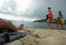 Troia giovane bionda in bikini ha sedotto la sua vicina per scopata selvaggia con lei