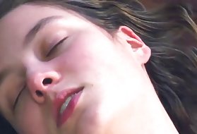 Bionda matura in calze sexy con tette enormi sfrega la figa