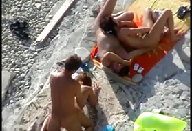 Papà spinge il cazzo nella figliastra con treccine per l'auto battuta
