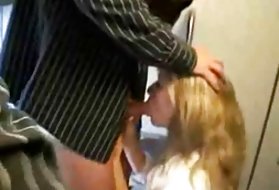 La ragazza si è fottuta il culo stretto per rimanere a bocca aperta