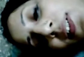 Una giovane brunetta è pronta a fare sesso con un uomo nel culo e ottenere un ronzio