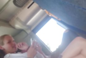 Giovane bionda con belle tette ceduto al ragazzo adulazione e cazzo di lui