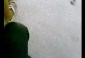 Una bianca e matura troia che si scopa umilmente con un pesante nero