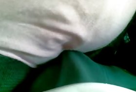 Un membro spesso penetra sfacciatamente una figa stretta di una giovane fidanzata e lo scopa appassionatamente