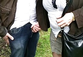 Fallo grande uomo salta tra la bocca e il culo della Latina matura