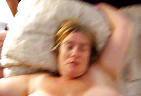 Fica ragazza viene scopata dalla macchina del sesso e un piccolo vibratore