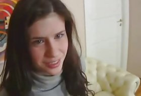 La bellezza ha perforato un modo con un vibratore nel culo