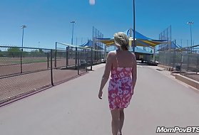 La ragazza ha servito altri due membri affamati durante un picnic :)