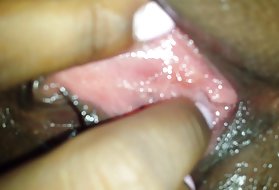La giovane vagina bionda si fa scopare le dita e il vibratore