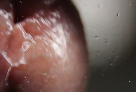 Una giovane ragazza petite apre il suo culo rosa e succoso