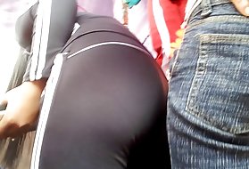 Una matura pornostar si è messa uno strapon e si è messa a letto per scopare con la sua amica