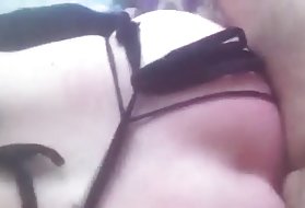 Figa di un giovane amatoriale da vicino scarica l'urina dalla masturbazione