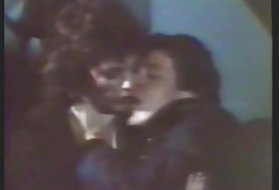 Vecchia nonna-insegnante all'età di 50 anni ha dormito uno studente mentre guardava il porno al telefono in classe