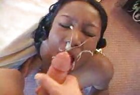 Ragazza magra con piccole tette scivola bene sulla figa sul lubrificante mentre si siede su un grande pene