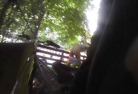 La giovane ragazza cavalca un amico e si lecca il cum