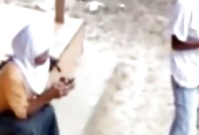 Il giovane insegnante non ha potuto ottenere la corretta scrittura dal giovane studente e ha deciso di disimballarlo sulla scrivania dell'insegnante allargando le gambe