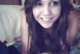 Una ragazza succosa invita a vedere la sua masturbazione nel prato