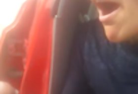 Il tipo ha suscitato una giovane cagna giapponese con una sega e la scopa forte