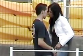 Bionda dai capelli corti ottiene il suo primo orgasmo dal sesso giocoso a letto