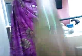La giovane donna di colore è impegnata nel fitness nel nudo e mostra spudoratamente il fascino