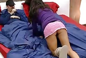 Il tizio che è tornato dall'esercito è stato imbarazzato dalla sua ragazza, ma quando si è seduta accanto a lui, si è avventata su di lei e ha cominciato a baciarle le labbra e ad accarezzare la sua figa pelosa con le dita