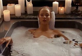 Una matura signora rossa dell'alta società si scopa un semplice soldato