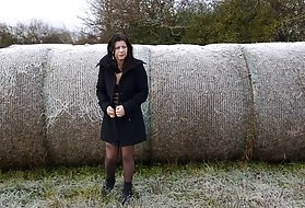 Ragazza riccia si masturba cappotto peloso con dildo di gomma