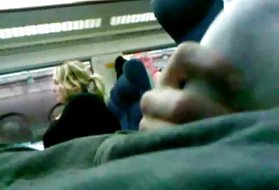 Il culo di una giovane bionda viene scopato duramente da un violento ragazzo fallo