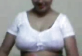 Maturo modello porno ha offerto la sua figa al negro come premio