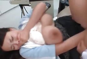 Milf matura insegna ai giovani come scopare e darsi piacere a letto senza dimenticare di fotterla