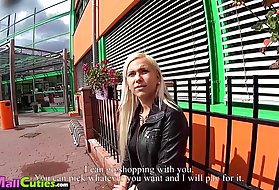 Inizia un'attrice porno cavalcando un culo stretto cavalcando un pene