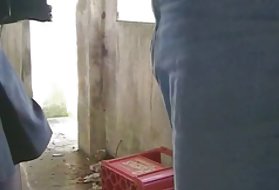 Piccola ragazza bionda magra con un buco anale stretto e un uomo sano con un grosso cazzo, stretta anale assfucking