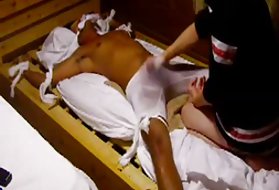 Arabo Sheikh-kukold si presenta come due uomo nero cazzo sua concubina moglie-favorito e masturbandosi con entusiasmo