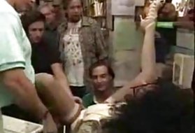 La giovane tata fa sesso nel sesso di gruppo con i proprietari della casa