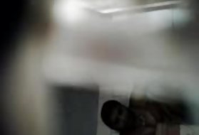 Una giovane troia ubriaca affondò su un grosso fallo nero e ci mise il culo sotto