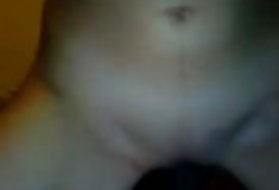 Sexy cameriera in minigonna con tette naturali ha placato il giovane proprietario con la bocca e la figa sul tavolo della cucina