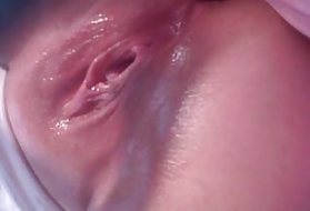 Il marito non sopportava la masturbazione di sua moglie davanti ai suoi occhi.
