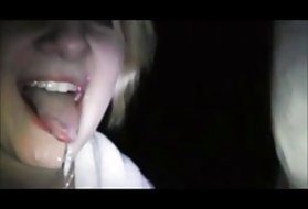 Ragazza carina si sdraia a letto e si scopa con le dita e il dildo