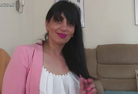 La pornostar latina tatuata cavalca furiosamente un cazzo
