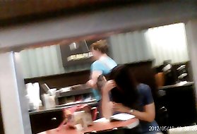 Insaziabile amante russa ha iniziato a succhiare il suo capo proprio sulla soglia della casa e andare in camera da letto ha permesso di rompere i suoi collant e cazzo duro nella figa rosa
